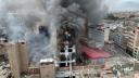 Humo durante un incendio en un almacén clandestino en el centro de Lima, Perú.