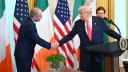 El presidente Donald Trump estrecha la mano del primer ministro irlandés, Micheal Martin, durante una recepción del Día de San Patricio.
