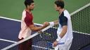 El británico Jack Draper (derecha) estrecha la mano del español Carlos Alcaraz después de ganar su partido de semifinales de tenis individual masculino en el BNP Paribas Open en el Indian Wells Tennis Garden en Indian Wells, California.