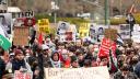 Manifestantes pro-palestinos se congregan en apoyo a Mahmoud Khalil frente al Juzgado Thurgood Marshall.