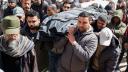 Palestinos asisten al funeral del líder político de Hamas Salah al-Bardaweel y su esposa.
