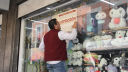 Como resultado de un operativo de verificación en el establecimiento Merca Asia, la Profeco colocó tres sellos de suspensión comercial e inmovilizó 11,696 productos por incumplimiento de las Normas Oficiales Mexicanas aplicables.