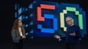 El exdirector ejecutivo de Microsoft, Bill Gates, conversa con la actriz Brenda Song durante un evento que celebra el 50.º aniversario de Microsoft,