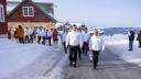 El jefe de gobierno, Jens Frederik Nielsen, camina en procesión desde la casa de Hans Egede hasta la Catedral de Nuuk.