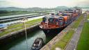 Un buque de carga transita por las esclusas de Cocolí del Canal de Panamá.