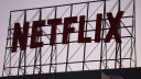 Netflix logo en edificio.