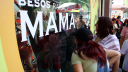 Aparador en comercio por el Día de las Madres.