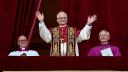 León vistió una tradicional prenda papal roja sobre su sotana blanca. Aunque León sigue la tradición de Francisco, señaló que es un papa nuevo y diferente.