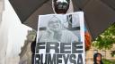 Manifestación en apoyo de la estudiante turca Rumeysa Ozturk (en la foto) y el activista estudiantil de la Universidad de Columbia Mohsen Mahdawi en Foley Square el 6 de mayo de 2025 en Nueva York.