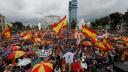 Manifestantes sostienen banderas de España durante una protesta antigubernamental convocada por simpatizantes de extrema derecha en Madrid.