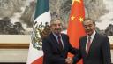 El ministro de Relaciones Exteriores de China, Wang Yi y el ministro de Relaciones Exteriores de México, Juan Ramón de la Fuente, se estrechan la mano antes de su reunión en la Casa de Huéspedes de Estado Diaoyutai en Pekín.