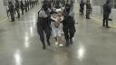 Abogados de los 252 migrantes venezolanos deportados por el gobierno estadounidense de Donald Trump y encarcelados desde hace dos meses en El Salvador denunciaron este viernes que sus clientes son víctimas de "torturas físicas" y "morales".

¡Síguenos en nuestras redes sociales para mantenerte informado!

Twitter: https://twitter.com/eleconomista 
Facebook: https://www.facebook.com/ElEconomista.mx
Instagram: https://www.instagram.com/eleconomistamx
LinkedIn: https://www.linkedin.com/company/el-economista/

#ElEconomista #EETV #AFP