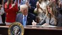 El presidente de Estados Unidos, Donald Trump, promulgó el lunes una ley que penaliza la difusión no consentida de imágenes pornográficas reales o generadas por inteligencia artificial (IA), en particular con fines de “pornografía vengativa”, un fenómeno en crecimiento.