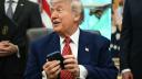 El presidente de Estados Unidos, Donald Trump, dijo este viernes que el arancel del 25% que dice que impondrá a Apple también se aplicará a Samsung y a otros fabricantes de teléfonos inteligentes.

Para más información del tema, visita: https://www.eleconomista.com.mx/empresas/trump-amenaza-aplicar-aranceles-apple-samsung-otros-fabricantes-20250523-760485.html

¡Síguenos en nuestras redes sociales para mantenerte informado!

Twitter: https://twitter.com/eleconomista 
Facebook: https://www.facebook.com/ElEconomista.mx
Instagram: https://www.instagram.com/eleconomistamx
LinkedIn: https://www.linkedin.com/company/el-economista/
T

#ElEconomista #EETV