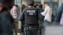 Funcionarios del Servicio de Inmigración y Control de Aduanas de Estados Unidos (ICE) detuvieron a inmigrantes en tribunales de Nueva York, Phoenix, Los Ángeles y Seattle, según familiares y abogados.

Para más información del tema, visita: https://www.eleconomista.com.mx/internacionales/ice-detiene-inmigrantes-juzgados-abre-puerta-deportaciones-aceleradas-20250523-760508.html

¡Síguenos en nuestras redes sociales para mantenerte informado!

Twitter: https://twitter.com/eleconomista 
Facebook: https://www.facebook.com/ElEconomista.mx
Instagram: https://www.instagram.com/eleconomistamx
LinkedIn: https://www.linkedin.com/company/el-economista/

#ElEconomista #EETV