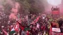 Cuatro personas siguen hospitalizadas en estado grave el martes después de que un coche arrollara a la multitud que celebraba el título del Liverpool en la primera división inglesa de fútbol, el lunes por la noche, dejando cerca de 50 heridos en total.