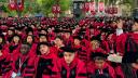La ceremonia de graduación de Harvard se inició este jueves mientras una jueza analiza la legalidad de las medidas punitivas del presidente Donald Trump contra la prestigiosa universidad, que han dejado a miles de estudiantes extranjeros en un limbo.