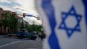 Una bandera israelí está fijada a una señal de tráfico mientras la policía vigila la calle Pearl en el lugar de un ataque en Boulder, Colorado, el 1 de junio de 2025.