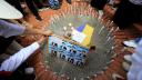 Personas encienden velas durante una protesta contra la violencia y a favor de la paz en Medellín, Colombia.