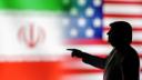 Banderas de Irán y Estados Unidos con un Trump a escala.