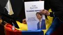 Pese a la condición crítica reportada por la clínica, la esposa de Uribe, María Claudia Tarazona, dijo que el político continúa dando la batalla por su vida.