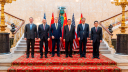 El representante comercial Jamieson Greer, el secretario de Comercio de Estados Unidos, Howard Lutnick; el secretario del Tesoro de Estados Unidos,, Scott Bessent; el viceprimer ministro chino He Lifeng; el ministro de Comercio chino Wang Wentao y el representante de comercio internacional de China y viceministro de Comercio Li Chenggang, durante las discusiones comerciales en Lancaster House en Londres el 9 de junio de 2025.