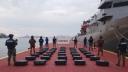 Elementos de la Marina custodian un cargamento de cocaína decomisada frente a las costas de Guerrero.