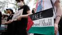 Khalil, nacido en Siria de padres palestinos, posee la residencia permanente en Estados Unidos pero tras su arresto fue enviado a Luisiana.

Para más información del tema, visita: https://www.eleconomista.com.mx/internacionales/eu-rehusa-liberar-estudiante-propalestino-pese-fallo-judicial-20250613-763679.html

¡Síguenos en nuestras redes sociales para mantenerte informado!

Twitter: https://twitter.com/eleconomista 
Facebook: https://www.facebook.com/ElEconomista.mx
Instagram: https://www.instagram.com/eleconomistamx
LinkedIn: https://www.linkedin.com/company/el-economista/
T

#ElEconomista #EETV #Palestina #Protestas #EU