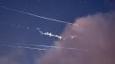 Estelas e intercepciones de cohetes en el cielo sobre la ciudad israelí de Netanya.
