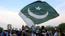 Un hombre ondea una bandera pakistaní, un día después del anuncio del alto el fuego entre India y Pakistán.