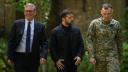El primer ministro británico, Keir Starmer (izq.), conversa con el presidente ucraniano, Volodymyr Zelensky (centro), y un soldado ucraniano.