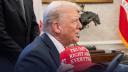 Donald Trump en la sala de crisis de la Casa Blanca.