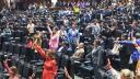 Morena y sus aliados en la Cámara de Diputados avalaron la iniciativa de la presidenta Claudia Sheinbaum que expide una nueva Ley de la Guardia Nacional, así como las leyes secundarias que regulan su traspaso a la Secretaría de la Defensa Nacional (Sedena), y en las cuales se incluyen nuevas facultades y beneficios para el Ejército.

Para más información del tema, visita: https://www.eleconomista.com.mx/politica/diputados-avalan-nueva-ley-guardia-nacional-concretan-militarizacion-20250625-765231.html

¡Síguenos en nuestras redes sociales para mantenerte informado!

Twitter: https://twitter.com/eleconomista 
Facebook: https://www.facebook.com/ElEconomista.mx
Instagram: https://www.instagram.com/eleconomistamx
LinkedIn: https://www.linkedin.com/company/el-economista/

#ElEconomista #EETV