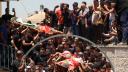 Dolientes palestinos asisten al funeral de tres personas asesinadas el día anterior en Kafr Malik, Cisjordania.
