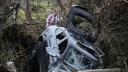 Un voluntario busca a personas desaparecidas tras las graves inundaciones.