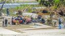 La policía extrae del río Guadalupe un auto la mañana de ayer en Kerrville, Texas. Foto: Reuters