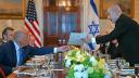 El primer ministro israelí, Benjamin Netanyahu (der.), entrega una carta al presidente estadounidense, Donald Trump, durante su reunión en la Sala Azul de la Casa Blanca.