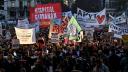 Manifestantes participan en una protesta contra las políticas gubernamentales del presidente Javier Milei y los recortes económicos.
