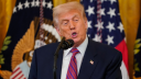La demanda se produce después de que The Wall Street Journal informara sobre una felicitación por el cumpleaños de 50 al delincuente sexual Jeffrey Epstein que Trump supuestamente envió en 2003 y que incluía un dibujo sexualmente sugerente y una referencia a secretos que compartían.