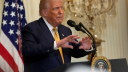El presidente Donald Trump declaró este viernes que la probabilidad de que Estados Unidos alcance un acuerdo comercial con la Unión Europea es del 50%, cuando falta una semana para que el 1 de agosto expire la fecha límite para negociarlo.

Para más información del tema, visita: https://www.eleconomista.com.mx/empresas/trump-ve-50-posibilidades-alcanzar-acuerdo-arancelario-ue-20250725-769814.html

¡Síguenos en nuestras redes sociales para mantenerte informado!

Twitter: https://twitter.com/eleconomista 
Facebook: https://www.facebook.com/ElEconomista.mx
Instagram: https://www.instagram.com/eleconomistamx
LinkedIn: https://www.linkedin.com/company/el-economista/

#ElEconomista #EETV