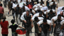 Los lanzamientos de ayuda humanitaria sobre el territorio palestino también se reanudaron el domingo, con 25 toneladas lanzadas por tres aviones jordanos y emiratíes.

Para más información del tema, visita: https://www.eleconomista.com.mx/internacionales/israel-anuncia-pausa-parcial-combates-gaza-primeros-camiones-ayuda-cruzan-frontera-20250727-769967.html

¡Síguenos en nuestras redes sociales para mantenerte informado!

Twitter: https://twitter.com/eleconomista 
Facebook: https://www.facebook.com/ElEconomista.mx
Instagram: https://www.instagram.com/eleconomistamx
LinkedIn: https://www.linkedin.com/company/el-economista/
T

#ElEconomista #EETV