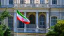 Una bandera iraní ondea frente al Consulado de Irán.