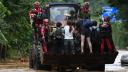 El equipo de rescate evacuó a residentes de su hogar en una carretera inundada tras las fuertes lluvias en la aldea de Taishitun.