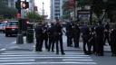Cuatro personas, entre ellas un policía, murieron el lunes en un tiroteo en el centro de Nueva York provocado por un hombre armado con un rifle, que acabó con su vida pegándose un tiro en el pecho, informaron las autoridades neoyorquinas.