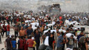 Palestinos transportan ayuda humanitaria que entró a Gaza en camiones a través de Israel, en Beit Lahia, en el norte de la Franja de Gaza, el 29 de julio de 2025.