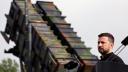 El presidente ucraniano observa durante una visita a un área de entrenamiento militar.