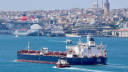 El Zale, con bandera panameña, un petrolero de crudo que posteriormente fue incluido en la lista de sanciones de la OFAC del Tesoro de Estados Unidos, transita por el Bósforo en Estambul, Turquía, el 2 de julio de 2025.