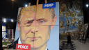 La pintura "Paz a la Paz" del artista ruso Alexey Sergienko, que representa al presidente ruso Vladimir Putin y al presidente estadounidense Donald Trump, se exhibió en la Galería Sergienko de San Petersburgo el 12 de marzo de 2025.