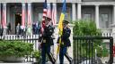 Un cadete porta la bandera de Ucrania previo al encuentro entre los presidentes Donald Trump, Volodimir Zelenski y líderes de la UE en Washington. Foto: AFP