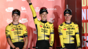 El ciclista danés del equipo Visma-Lease, Jonas Vingegaard (C), saluda durante la presentación oficial del equipo de la 80.a edición de la gira ciclista 'La Vuelta' por España, en Turín, Italia, el 21 de agosto de 2025. AFP